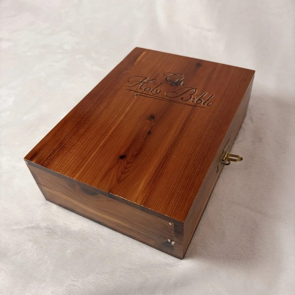 Vintage 1976 Memorial Protestant Edition Holy Bible In Cedar Wood Box USA Read